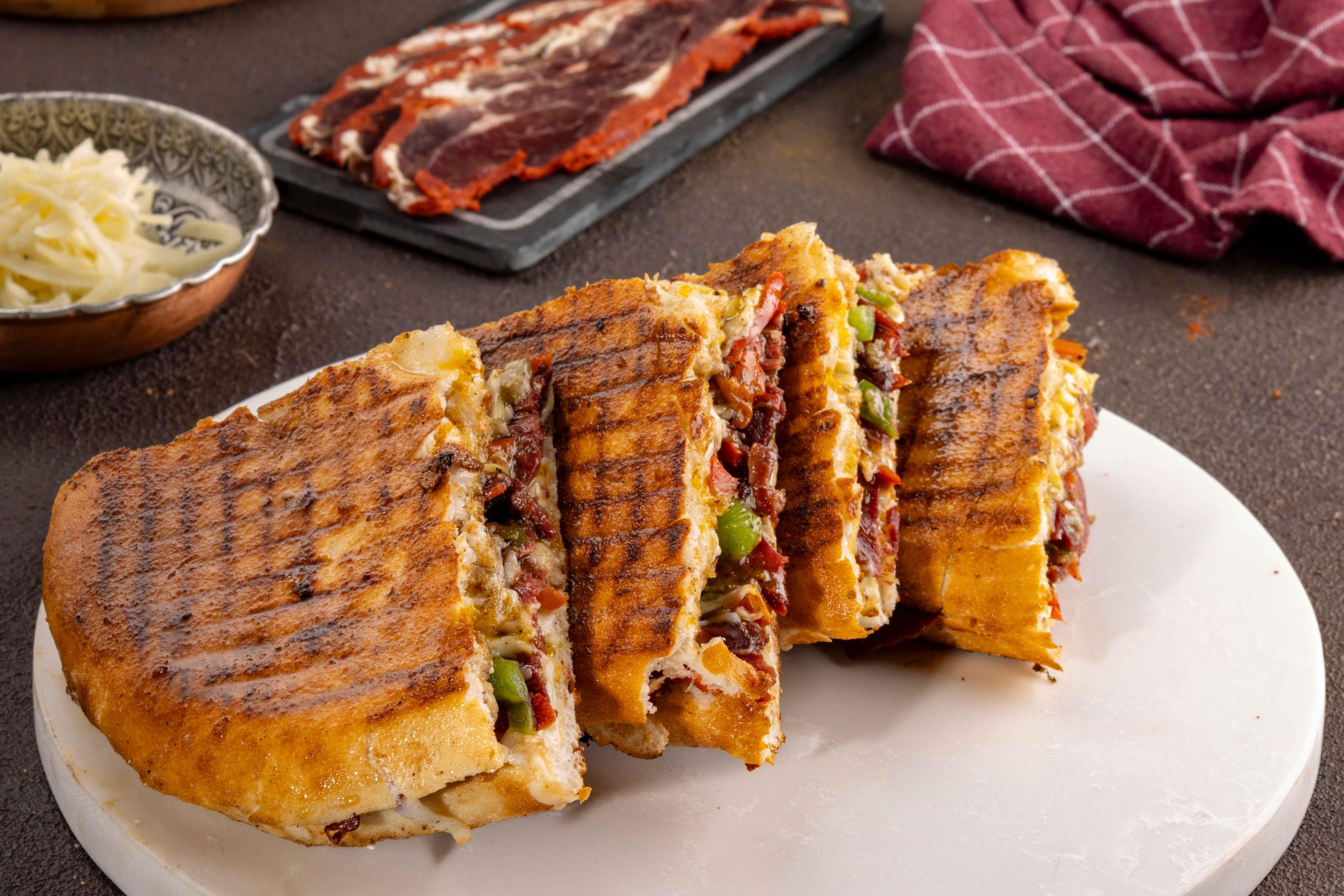 Pastırmalı Tostlar
