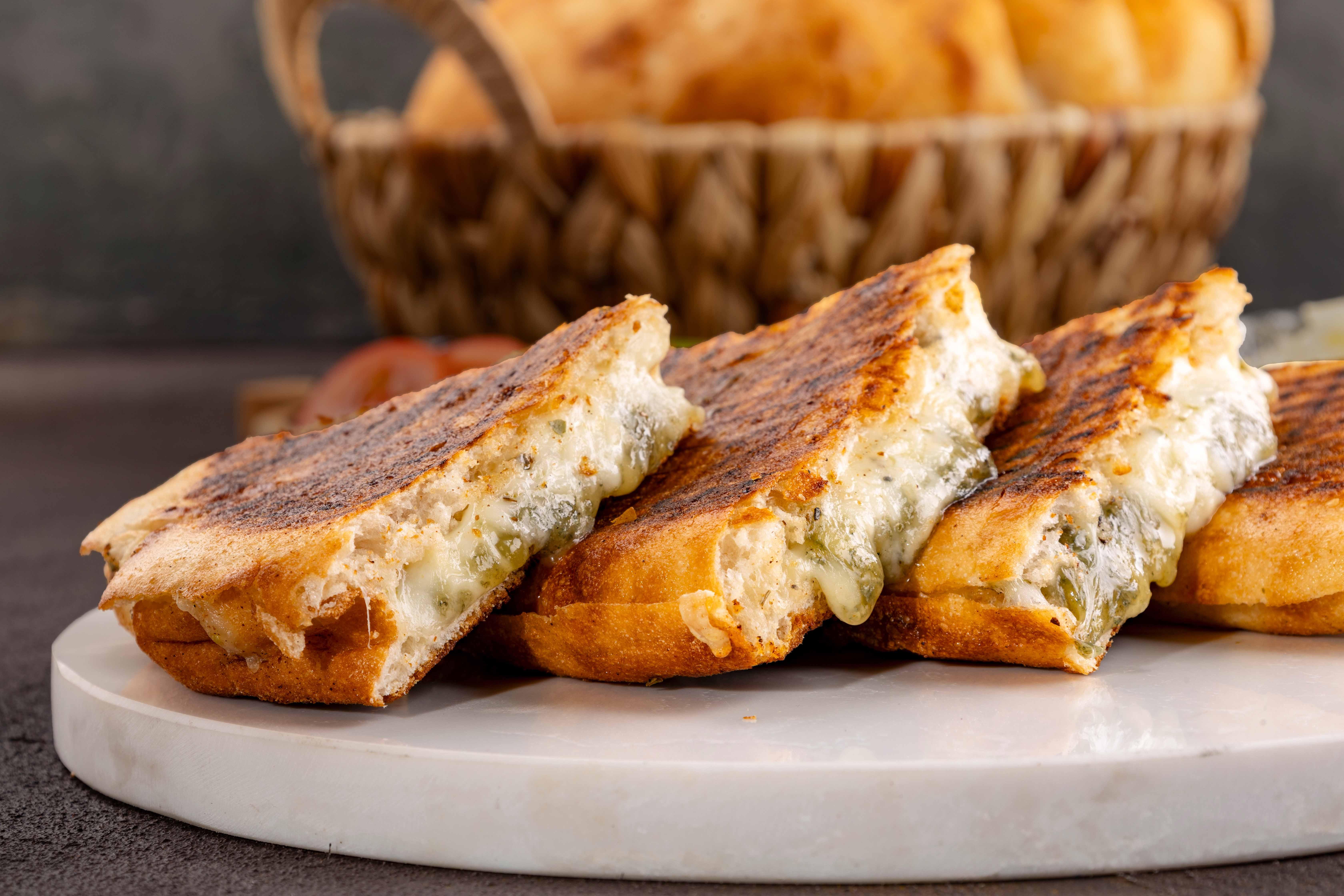 Peynirli Tostlar